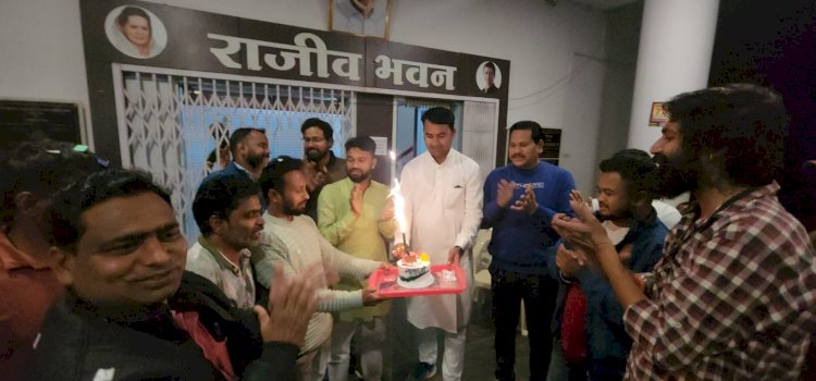 शहर जिलाध्यक्ष सुशील मौर्य ने अनुराग महतो को मुह मीठा कराकर दी जन्मदिन की बधाई...
