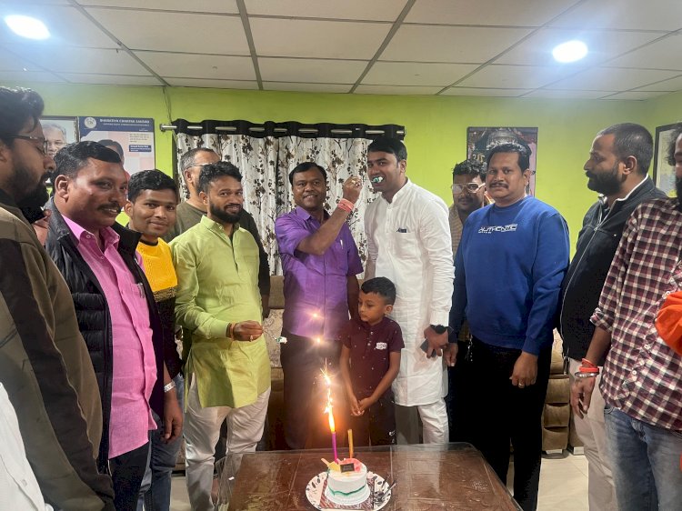पीसीसी चीफ व साँसद बस्तर दीपक बैज ने अनुराग महतो का मुंह मीठा कराकर दी जन्मदिन की बधाई व शुभकामनाएं..