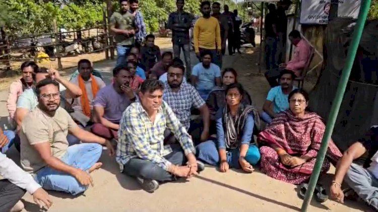 CG Politics : छत्तीसगढ़ में चुनावी घमासान जारी, स्ट्रांग रूम के सामने धरने पर बैठीं भाजपा की ये दिग्गज प्रत्याशी, सामने आई ये वजह....