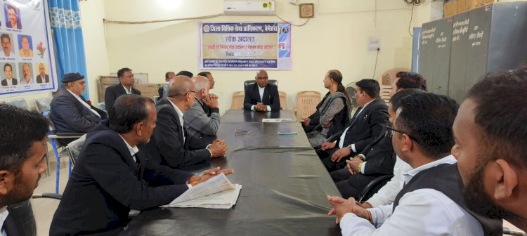 CG:16 दिसम्बर को आयोजित वर्ष के अंतिम नेशनल लोक अदालत के संबंध में बेमेतरा जिला अधिवक्ता संघ के साथ बैठक कर की गई चर्चा