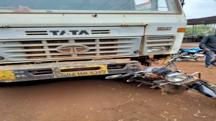 CG Accident News : दर्दनाक सड़क हादसा, तेज रफ्तार ट्रक ने बाइक सवार युवकों मारी ठोकर, एक युवक की मौके पर ही मौत, दूसरे की हालत गंभीर…..