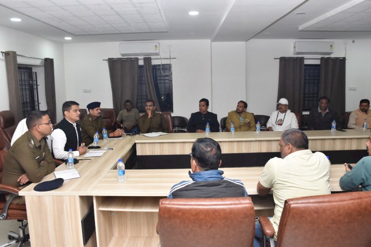 CG आज वरिष्ठ पुलिस अधीक्षक जितेन्द्र सिंह मीना निर्देशन में अतिरिक्त पुलिस अधीक्षक महेश्वर नाग के द्वारा ज़िले बस संचालकों की मीटिंग आहूत की गई...