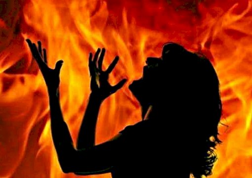 CG- खौफनाक: पति ने पार की हैवानियत की सारी हदें, चरित्र शंका पर सो रही पत्नी को किया आग के हवाले, इलाज के दौरान महिला की मौत......