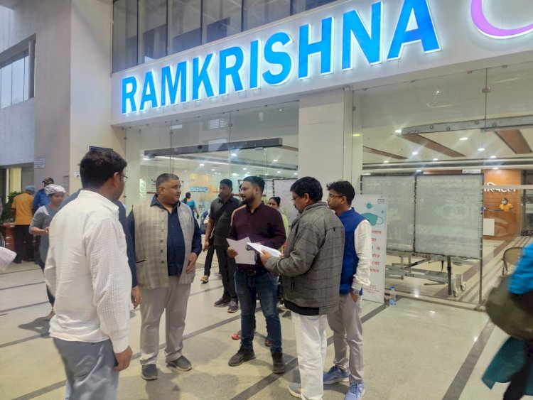 रायपुर : अंबिकापुर विधायक राजेश अग्रवाल भाजपा कार्यकर्ता संजय गुप्ता एवं देव कुमार का स्वास्थ का जायजा लेने पहुंचे रामकृष्ण हॉस्पिटल रायपुर