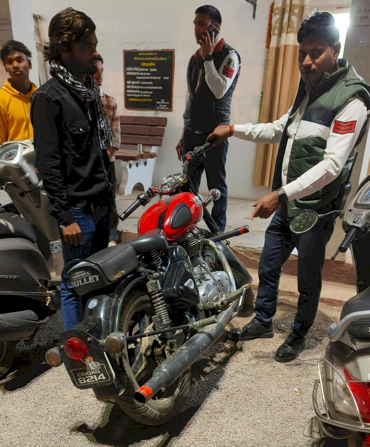 मॉडिफाई साइलेंसर लगाने वाले बुलेट वाहन चालकों के खिलाफ यातायात पुलिस की कार्यवाही
विशेष अभियान चलाकार तीन दिनों में 27 मॉडिफाई साइलेंसर का उपयोग कर साइलेंसर द्वारा पटाखे फोड़ने एवं तेज रफ्तार से बुलेट वाहन चलाने वाले चालकों पर किया गया कार्यवाही