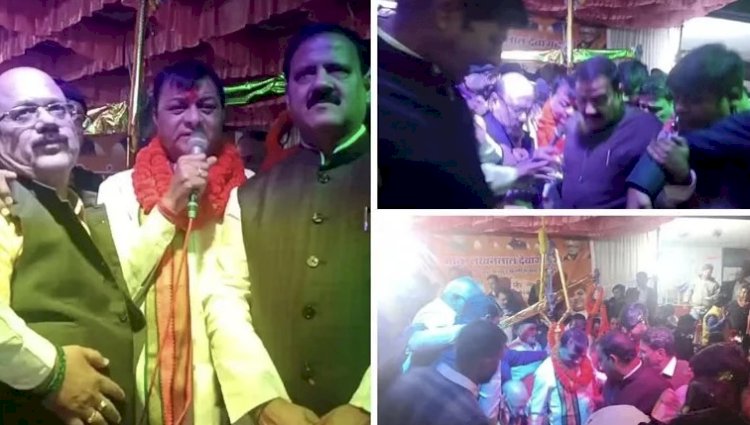 CG मंच से गिरे कैबिनेट मंत्री VIDEO: स्टेज पर भारी पड़ गई कार्यकर्ताओं की खुशी,भाषण के दौरान मंच से गिर पड़े लड्डुओं से लदे मंत्री...फिर जो हुआ...देखें VIDEO....