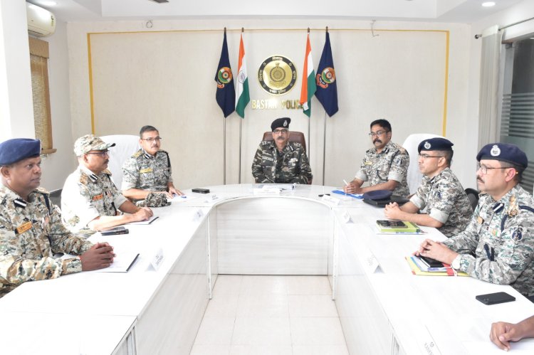CG - पुलिस महानिदेशक, छत्तीसगढ़ द्वारा दिनाँक 24 दिसम्बर 2023 को बस्तर संभाग के समस्त जिलो के नक्सल अभियान की गई समीक्षा...