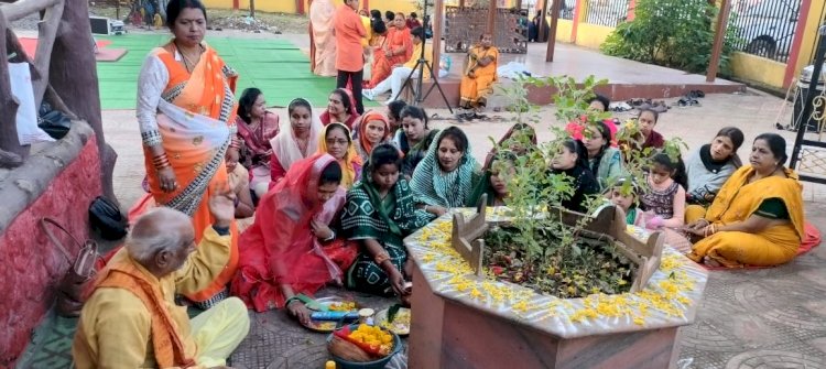 तुलसी पूजन दिवस के अवसर पर शहर के दलपत सागर स्थित राम मंदिर में सक्षम (सनातन क्षेत्रीय मंच) आद्यनारायणी ने सुंदरकांड का पाठ किया, सरगीपाल में महिलाओं को बांटी साड़ी...