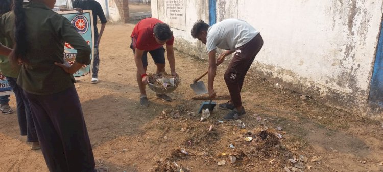 तक्षशिला विद्यालय जोंधरा के छात्र-छात्राओं ने एनएसएस कैम्प के दौरान जमकर बहाया पसीना गांव रोड और तालाब में स्वयंसेवको ने की साफ-सफाई वॉल पेंटिंग करते भी आए नजर पढ़े पूरी खबर