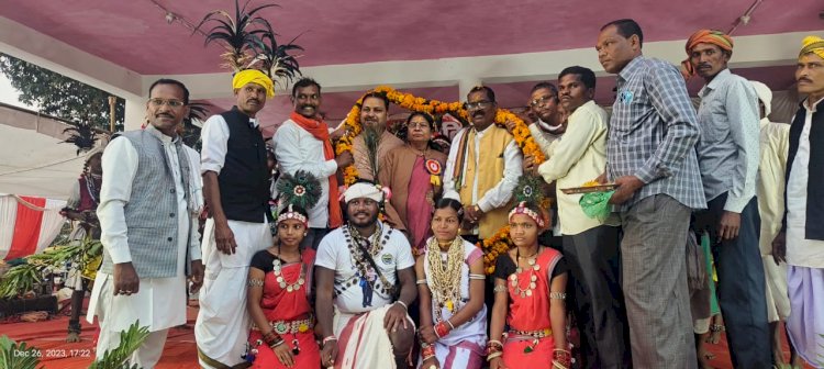 गढ़िया महोत्सव में दिखाई दी आदिवासी संस्कृति की झलक...छत्तीसगढ़ के सैकड़ों कलाकारों ने पारंपरिक नृत्य का किया प्रस्तुति...पारंपरिक नृत्य के माध्यम से पुरूखों से चली आ रही परंपरा को संरक्षित रखना बताए - रूपराय नेताम