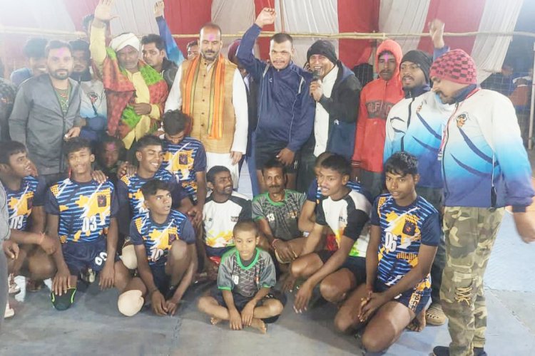 CG:गांव से निकल कर खिलाड़ी राष्ट्रीय व अंतरराष्ट्रीय स्तर पर क्षेत्र का नाम रोशन कर रहे = योगेश तिवारी ....देवादा में आयोजित कबड्डी प्रतियोगिता में शामिल हुए किसान नेता योगेश तिवारी