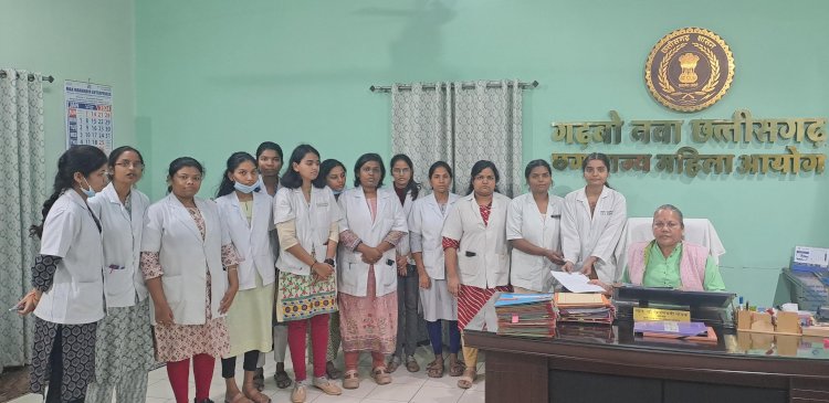 CG - शासकीय दंत चिकित्सा महाविद्यालय रायपुर के लगभग 35 से 40 छात्राओं को जबरदस्ती हॉस्टल खाली कराने का मामला सामने आया है, महाविद्यालय के प्रबंधक के खिलाफ छत्तीसगढ़ राज्य महिला आयोग की अध्यक्ष डॉ किरणमयी नायक को लिखित शिकायत किया है, डॉ. किरणमयी नायक ने जबरदस्ती हॉस्टल खाली कराने पर लगाई रोक... देखें वीडियो छात्राओं का बयान