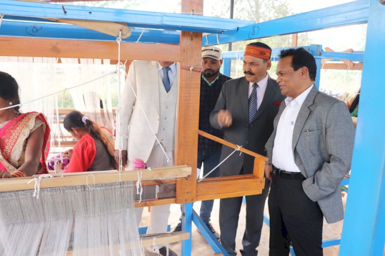 CG:कृषि महाविद्यालय एवं अनुसंधान केन्द्र बेमेतरा में अलसी के डंठल से बनेगा लिनेन कपड़ा, ग्रामीण महिलाओं को दिया गया प्रशिक्षण हाथों के हुनर की प्रशंसा के साथ अच्छी क़ीमत भी मिलती : कलेक्टर श्री एल्मा