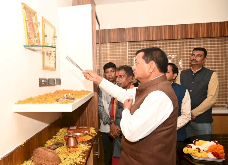 वाणिज्य और उद्योग एवं श्रम मंत्री लखनलाल देवांगन ने मंत्रालय में संभाला काम-काज, विभागीय अधिकारियों की ली बैठक, दिए ये निर्देश.....