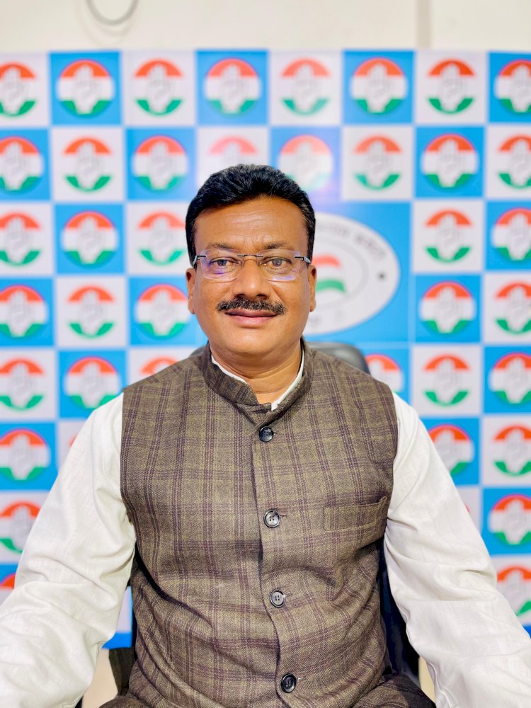 CG - मोदी सरकार पेट्रोल डीजल में मनमाना एक्साइज ड्यूटी लगाकर ! प्रदेश कांग्रेस कमेटी के वरिष्ठ प्रवक्ता धनंजय सिंह ठाकुर ने कहा है कि मोदी सरकार की स्पष्ट नीति पेट्रोल डीजल में मुनाफाखोरी करो और जनता पर महंगाई लादो, जनता के जेब से 35 लाख करोड़ निकाल चुकी है और अब भी निचोड़ रही है, अंतरराष्ट्रीय बाजार में क्रूड ऑयल के दाम में 20 प्रतिशत गिरावट लेकिन राष्ट्रीय बाजार में पेट्रोल डीजल के दाम में कोई फर्क नहीं...