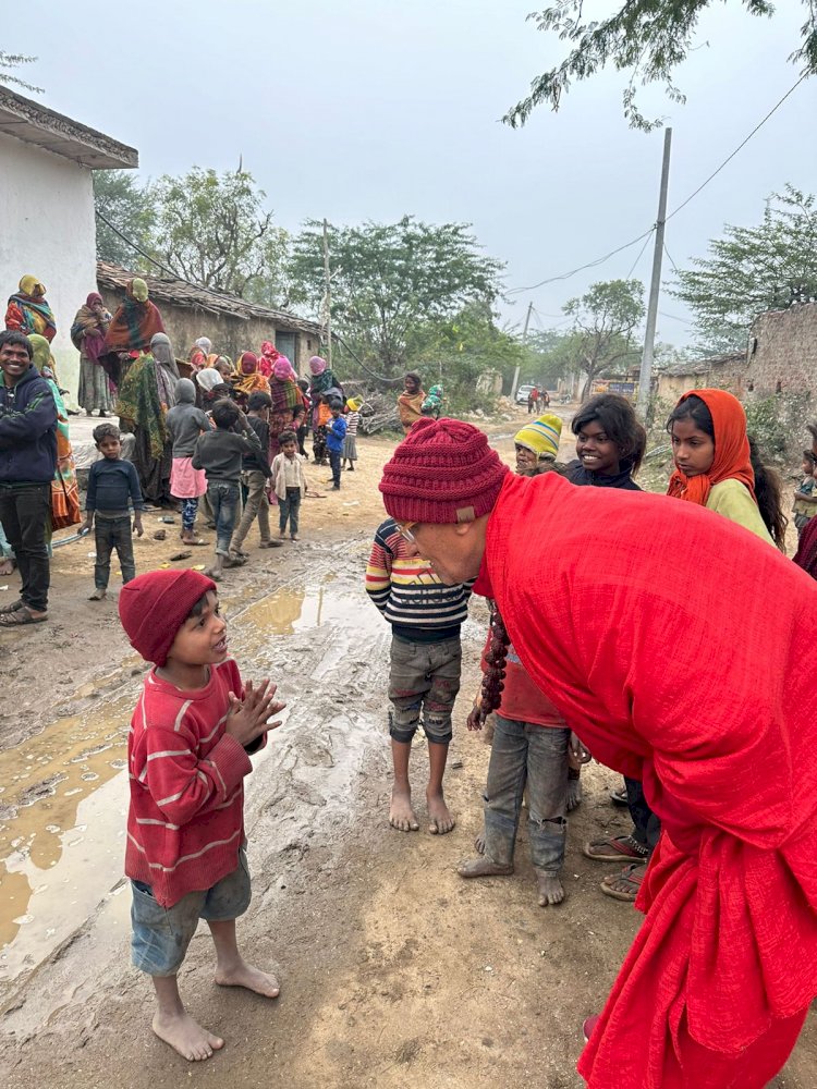 कपकपाती सर्दियों में महामण्डलेश्वर ने बाँटे कंबल, टोपी एवं खाद्य सामग्री