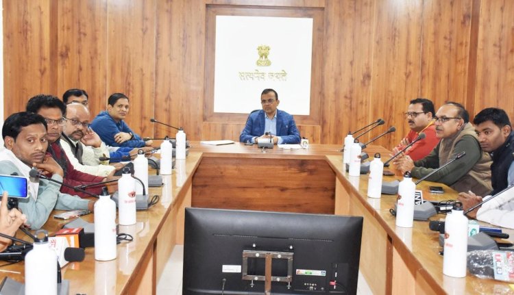कलेक्टर एवं जिला निर्वाचन अधिकारी जनमेजय महोबे ने पत्रकारों को मतदाता सूची की प्रारंभिक प्रकाशन एवं विशेष संक्षिप्त पुनरीक्षण की जानकारी दी l
