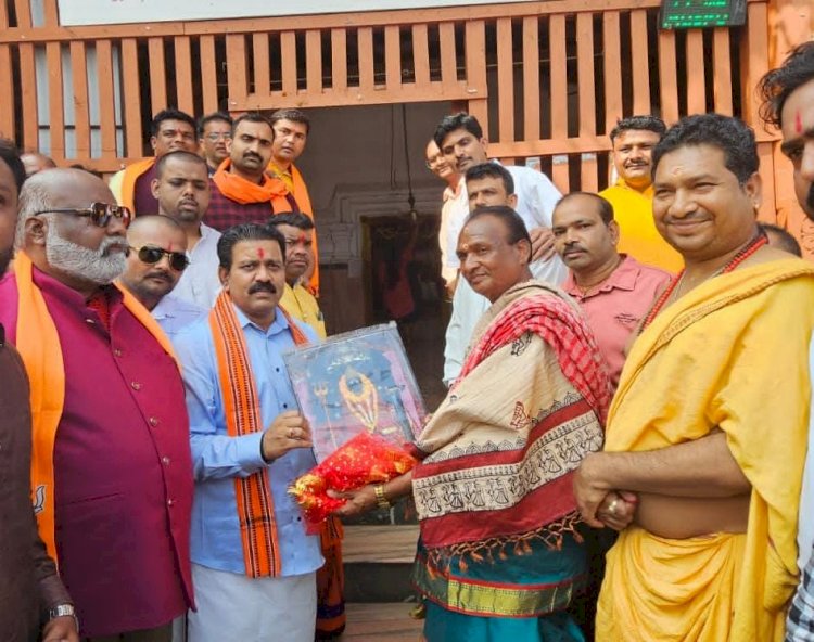 उपमुख्यमंत्री एवं गृह मंत्री विजय शर्मा ने दंतेवाड़ा में मां दंतेश्वरी की दंडवत प्रणाम कर पूजा-अर्चना की
उपमुख्यमंत्री ने छत्तीसगढ़ की सुख, समृद्धि, खुशहाली और शांति की कामना की