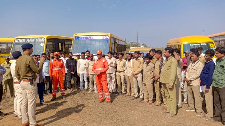 CG - स्कूल बसों का यातायात पुलिस जगदलपुर ,परिवहन विभाग ,एसडीआरएफ़ एवं स्वास्थ्य विभाग के द्वारा संयुक्त रूप से चेकिंग अभियान चलाया गया ! आपात स्थिति को दृष्टिगत रखते हुए फायर उपकरण का प्रशिक्षण दिया गया, इसके अलावा वाहन चालकों का स्वास्थ्य विभाग के स्वास्थ्य परीक्षण किया गया, वाहन चालकों को निर्धारित समय सीमा पर सुधार करने आवश्यक हिदायत भी दिया गया...