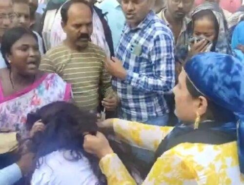 CG - पति-पत्नी और वो के बीच मारपीट : महिला ने पति की गर्लफ्रेंड को जमकर पीटा, बीच सड़क पर हुआ हाईवोल्टेज ड्रामा, लगा लंबा जाम, छुड़ाने बुलानी पड़ी पुलिस....