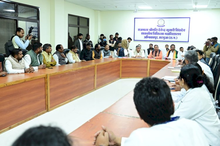 स्वास्थ्य मंत्री श्री जायसवाल ने जिला चिकसित्सालय और मेडिकल कॉलेज का निरीक्षण अस्पतालों में
स्वच्छता दवाइयों की उपलब्धता सुनिश्चित करें मरीजों के प्रति संवेदनशील व्यवहार और सेवा भाव से इलाज करें - स्वास्थ्य मंत्री