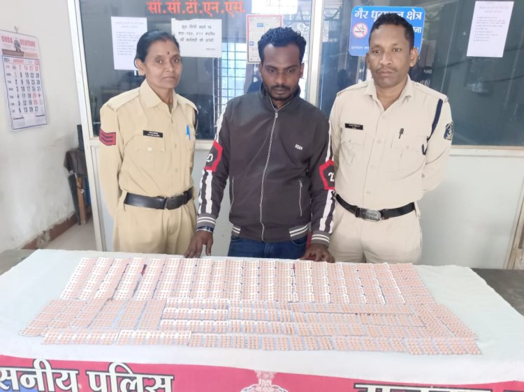 CG - नशीली दवाईयों की तस्करी ! एक व्यक्ति जो अपने मोटर सायकल में अवैध नशीली गोली दवाईया काफी मात्रा में मिला, धोबीगुडा चैक में तस्करी करते पकडा गया आरोपी, आरोपी से 3600 नग प्रतिबंधित नशीली दवाई टेबलेट बरामद, अनुमानित कीमत 8,640/- रूपये आंकी गई...