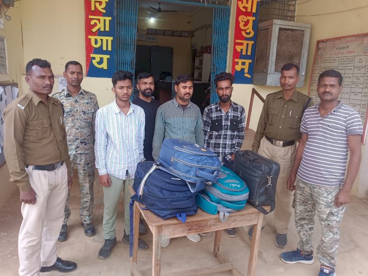 CG - गांजा की तस्करी ! 04 व्यक्तियों के द्वारा अवैध रूप से मादक पदार्थ गांजा रखकर ग्राम देउरगांव चौक पर उड़ीसा से रायपुर जाने के लिए आने वाले हैं इसकी सूचना नगरनार पुलिस को मिला, 04 व्यक्तियों को नगरनार पुलिस ने किया गिरफ्तार... आरोपी के कब्जे से कुल 34.800 किलोग्राम मादक पदार्थ गांजा कीमती 1,74,000/- रुपया, 04 नग मोबाइल, एवं नगदी रकम 4300/- किया बरामद...