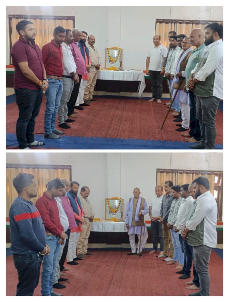 राजीव भवन में वरिष्ठ नेता मानकुराम सोढ़ी के 7 वीं पुण्यतिथि के अवसर पर उनके छायाचित्र पर पुष्पांजलि किया अर्पिता, उनके अच्छे कार्यों का स्मरण कर पुण्यतिथि मनाई गई...