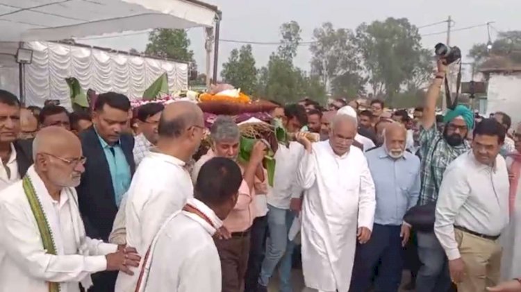 CG News : पंचतत्व में विलीन हुए पूर्व मुख्यमंत्री के पिता नंदकुमार बघेल, छोटे बेटे ने दी मुखाग्नि, अंतिम संस्कार में बड़ी संख्या में भाजपा और कांग्रेस के नेता सहित ग्रामीण रहे मौजूद.....