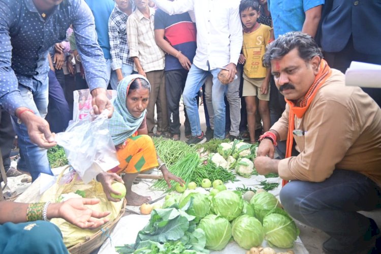 ...जब सब्जी खरीदने बिना तामझाम के पहुंचे डिप्टी CM विजय शर्मा, बाजार में दिखा गजब का नजारा, फिर जो हुआ.....