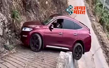 Car Stunt Video: दो युवकों को खतरनाक स्टन्ट करना पड़ा भारी, तंग सड़क पर अटकी कार, लोगो की अटकी साँस- देखें वीडियो...