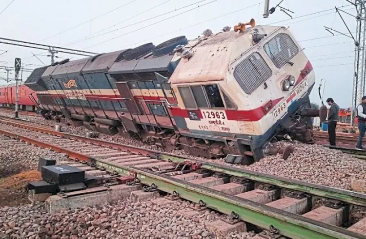 CG Train Accident ब्रेकिंग : ड्राइवर को आई झपकी, पटरी से उतर कर पलट गया इंजन, मौके पर पहुंचे आला अधिकारी .....