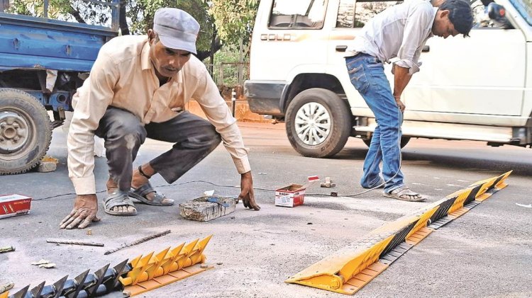 RAIPUR NEWS : टायर किलर भी लापरवाहों के आगे नतमस्तक, इस तरह करवा रहे पार, देखें वीडियो