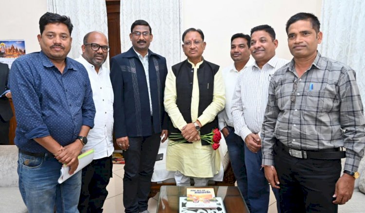 CG - मुख्यमंत्री विष्णु देव साय से पत्रकार संघ ने सौजन्य मुलाकात की : 26 जनवरी CM को पत्रकार भवन आने का दिया आमंत्रण, पत्रकार संघ के पदाधिकारियों ने CM से आवासीय कॉलोनी आवंटन सहित अन्य विषयों पर विस्तार से चर्चा की...