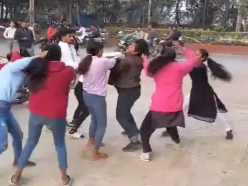 CG - युवतियों के दो गुटों में जमकर हुई फाइटिंग : गाली-गलौज कर चलाए लात-घूंसे, एक-दूसरे के खींचे बाल, इस वजह से शुरू हुआ झगड़ा....