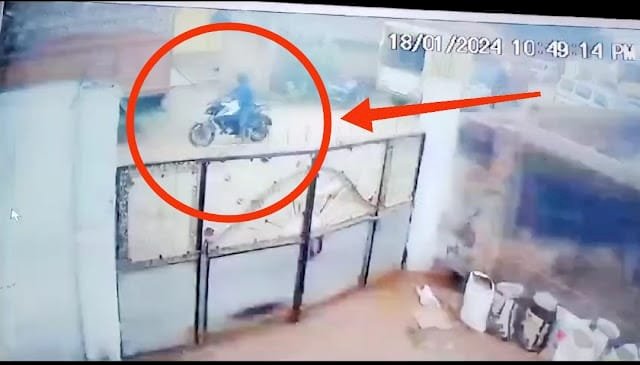 दिन दहाड़े बेलरगांव के साप्ताहिक बजार में हुई चोरी,बाजार में सोना चांदी की दुकान से गहने उड़ा ले गए चोर...सीसीटीवी में कैद हुआ चोर....देखिए वीडियो..