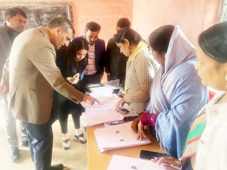 CG:बेमेतरा DM रणबीर शर्मा IAS ने सिंघौरी और कृषि उपज मंडी मतदान केंद्र में चल रहे मतदाता सूची के संक्षिप्त पुनरीक्षण कार्य देखा....20 को हर मतदान केंद्र पर लगेगा विशेष शिविर...अच्छे से कार्य करने की बात कही..इस अवसर पर बेमेतरा SDM सुरूचि सिंह IAS एवं उपजिलानिर्वाचन अधिकारी उमाशंकर बांदे रहे उपस्थित