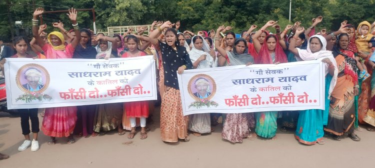 कवर्धा लालपुर हत्याकांड ने पकड़ा तूल ग्रामीण कर रहे हैं प्रदर्शन
ग्रामीणों की मांग आरोपियों को फांसी दो।