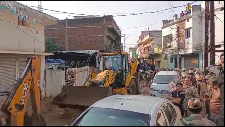 CG VIDEO BREAKING : फिर चर्चा में कवर्धा,मर्डर केस के मास्टरमाइंड अयाज के घर पहुंचा बुलडोजर,ताबड़तोड़ कार्रवाई शुरू,पुलिस और प्रशासन का अमला मुस्तैद, देखिए ये वीडियो….