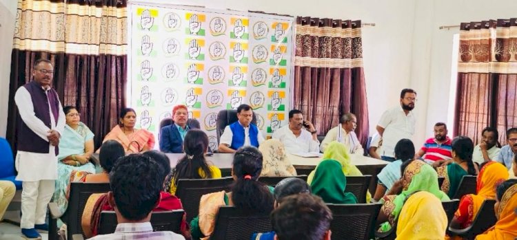 CG - कांग्रेस मुख्यालय राजीव भवन, नारायणपुर में छत्तीसगढ़ प्रदेश कांग्रेस कमेटी के अध्यक्ष व सांसद बस्तर दीपक बैज ने कांग्रेस कार्यकर्ताओं से सम्बोधित कर लोकसभा चुनाव, 2024 को लेकर चर्चा किया...