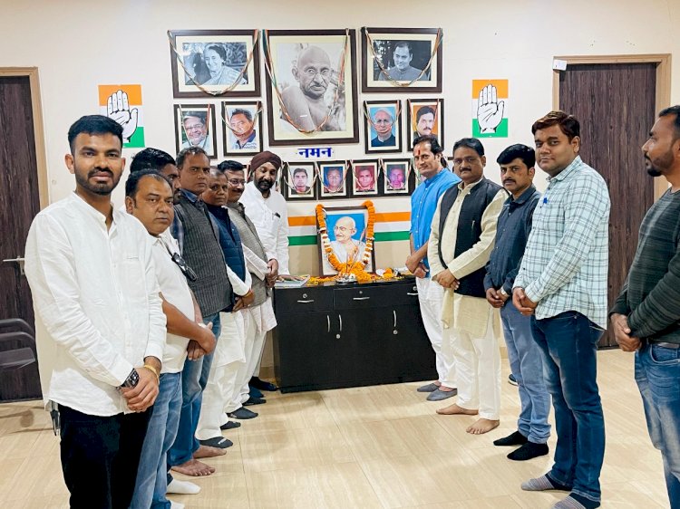 CG - रायपुर के राजीव भवन में : महात्मा गांधी की पुण्यतिथि पर उनके छायाचित्र मे कांग्रेसजनों ने माल्यार्पण, पुष्पाजंलि अर्पित कर पुण्य स्मरण कर श्रद्धांजली दी...