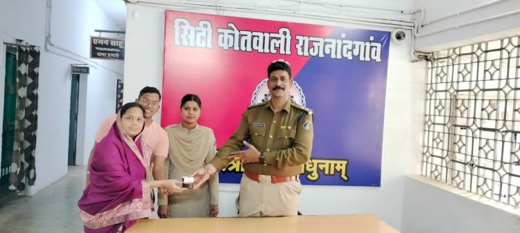 CG - स्कुल के दो बच्चों की ईमानदारी : गायत्री स्कुल के दो बच्चों द्वारा रास्ते में लावारिस हालत में सोने चांदी की जेवरात किमती करीब 7000 रूपये से भरा बैग मिला, दोनों छात्र द्वारा कोतवाली पुलिस पेट्रोलिंग को सुपूर्द किया...