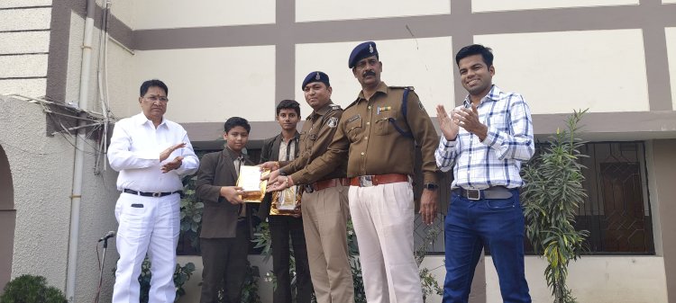 CG - गायत्री स्कुल के दो बच्चों का कमाल : ईमानदार होने का दिया परिचय, राजनांदगांव थाना प्रभारी एमन साहू के हाथों बच्चों का हुआ सम्मान...