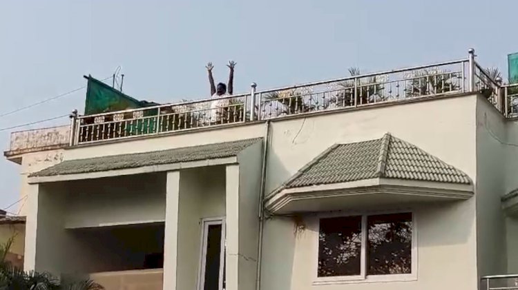 CG - इनकम टैक्स के छापे के बिच बेफिकर दिखे पूर्व मंत्री अमरजीत भगत : IT अफसर घर खंगालने में व्यस्त, मंत्री जी योगासन में मस्त, देखिए पूर्व मंत्री की बेफिक्री की तस्वीरें.....