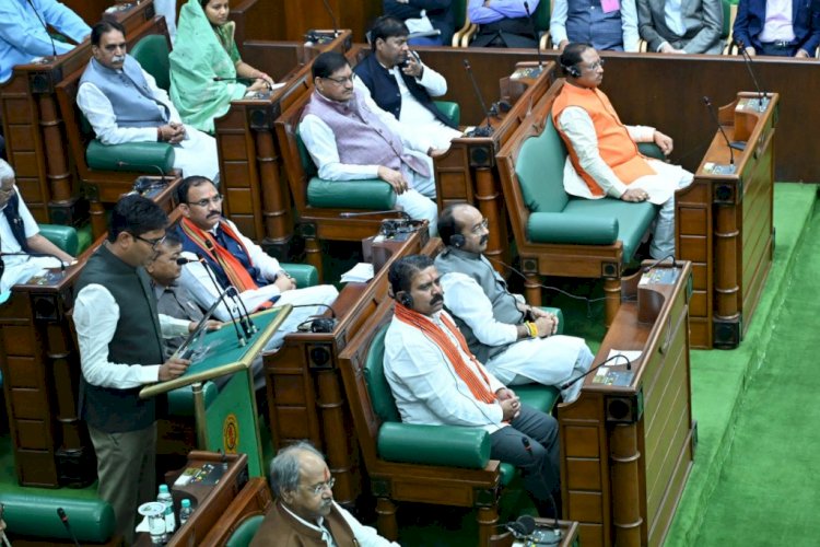 बजट : मुख्यमंत्री श्री विष्णुदेव साय के नेतृत्व में मोदी की गांरटी में वित्त मंत्री श्री ओपी चौधरी ने शिक्षा, स्वास्थ्य, पर्यटन, राजस्व, वनांचल सहित विभिन्न क्षेत्रों के लिए दी बड़ी सौगात,
जिलेवासियों की वर्षो पुरानी मांग हुई पूरी, डोंगरगढ़-कवर्धा-कटघोरा रेलमार्ग के लिए 300 करोड़ रूपए का प्रावधान,
कबीरधाम जिलेवासियों ने मुख्यमंत्री श्री विष्णुदेव साय और उपमुख्यमंत्री श्री विजय शर्मा के प्रति जताया आभार,