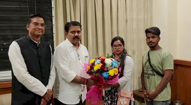 उपमुख्यमंत्री शर्मा की त्वरित पहल से मस्कट में मानव तस्करों के चंगुल से बचकर भारत पहुंची जोगी दीपिका,
विजय शर्मा से मिलकर सुनाई आपबीती: उनकी पहल और मदद के लिए जताया आभार।