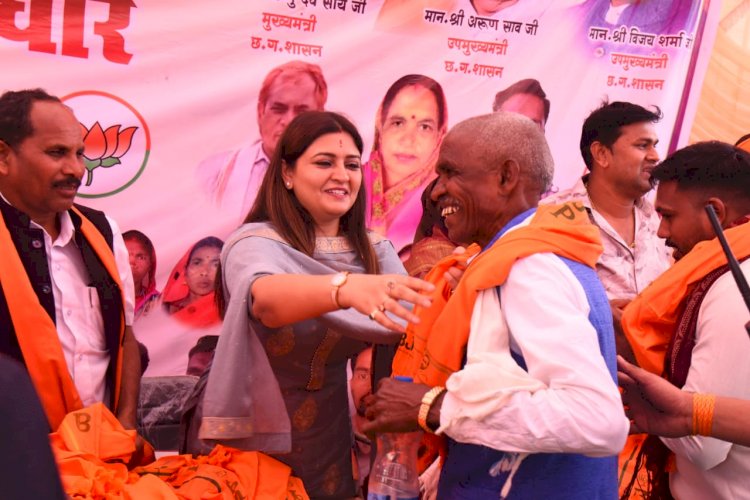 CG Politics : लोकसभा चुनाव से पहले कांग्रेस को लगा बड़ा झटका, सैकड़ों कांग्रेसियों ने थामा बीजेपी का दामन, विधायक भावना बोहरा ने दिलाई सदस्यता.....