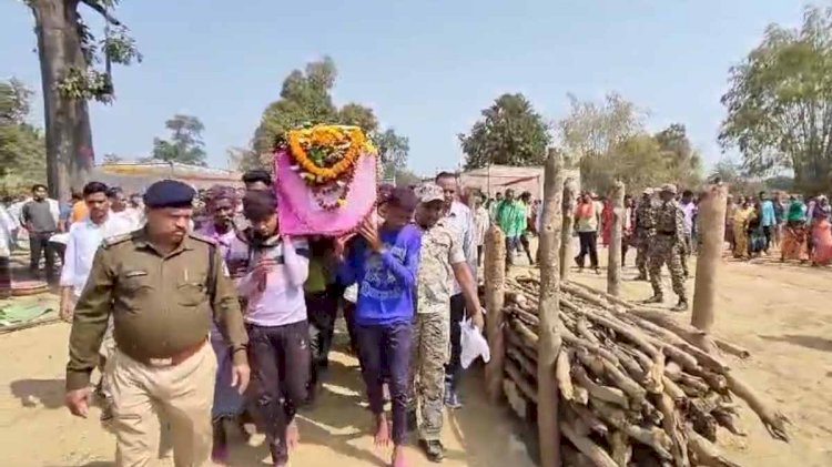 CG-जवान शहीद : पंचतत्व में विलीन हुए नक्सली हमले में शहीद कंपनी कमांडर, विधायक समेत हजारों लोगों ने नम आंखों से दी अंतिम विदाई, शहीद की एक झलक पाने उमड़ी भीड़.....