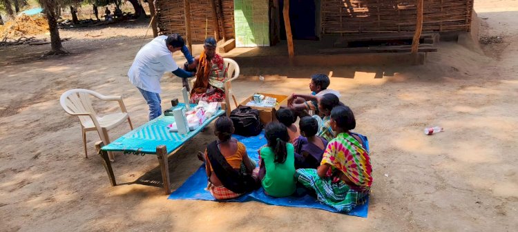 CG - जनहित में कार्य : नक्सल कमाण्डर हिड़मा की मां एवं अन्य परिजनों ने भी लिया स्वास्थ्य शिविर का लाभ...