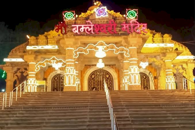 CG: डोंगरगढ़ के बम्लेश्वरी मंदिर में सीढ़ियों पर लगे स्क्रीन पर चला अश्लील VIDEO... श्रद्धालुओं में मचा हड़कंप... फिर हुआ ये....